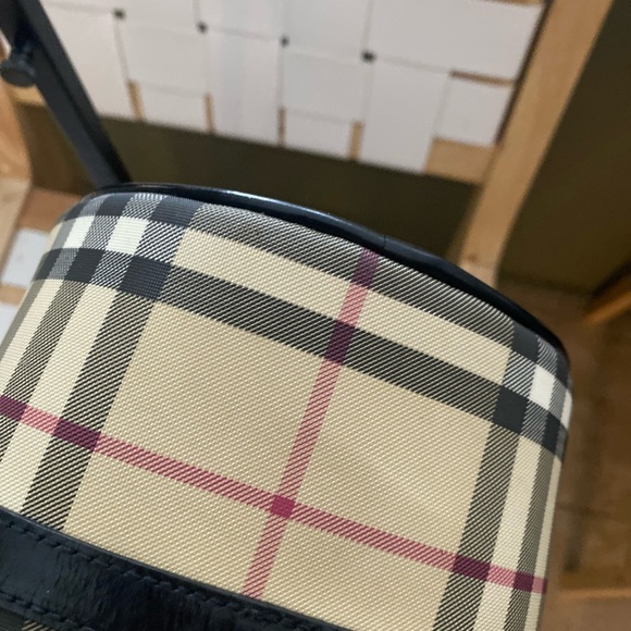 Authentic Burberry barrel bag $2000 - Picture 11 of 12